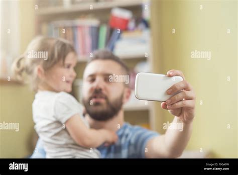 Padre Joven Con Su Linda Hija Teniendo Selfie Fotografía De Stock Alamy