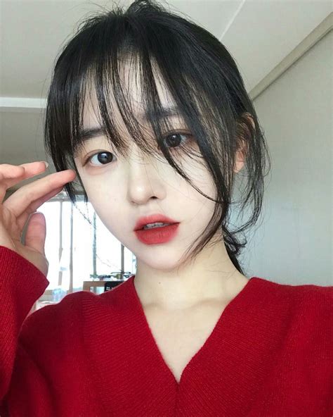 Ulzzang 귀여운 한국 소녀 앞머리 있는 머리 아시아의 아름다움
