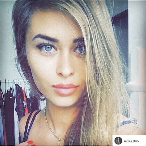 Podobny model wybrała również natalia siwiec. Joanna Opozda pokazała piękną siostrę. Fani zwrócili uwagę ...