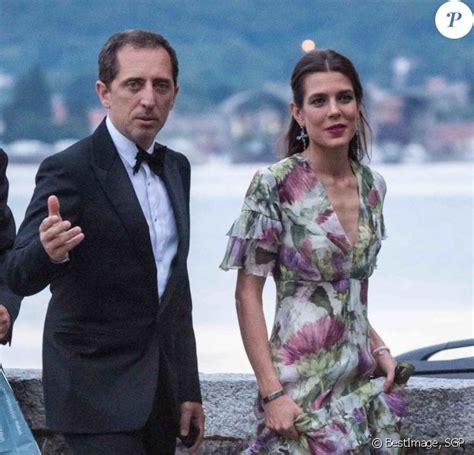 Hommage au dévouement de certains médecins avec stéphanie fugain. Gad Elmaleh et Charlotte Casiraghi, beaux et amoureux pour ...