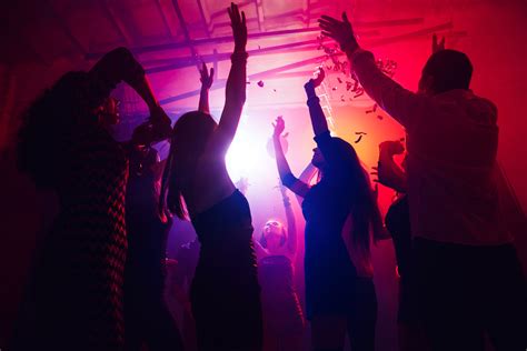 图片素材 舞蹈 派对 阴影 轮廓 年轻 人群 节 组 听众 带 娱乐 显示 手 空气 武器 黑色 一起