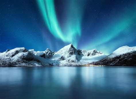 Aurora Boreal Islas Lofoten Noruega Luces Del Norte Montañas Y Reflejo