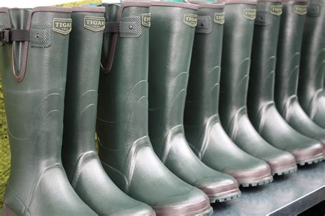 7 best rubber boots for farm work in 2023