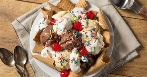 20 Best Ice Cream Sundaes To Treat Yourself With Insanely Good