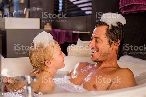photo libre de droit de moderne père jouant avec fils fils dans un bain