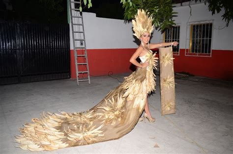 Karen América Lució Un Vestuario Reciclado Hecho Con Hoja De Maíz Muy Elegante Vestidos De