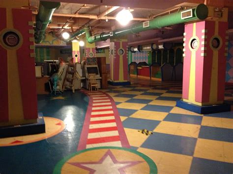 An Abandoned Arcade We Stumbled Across It Was Pretty Eery Nostalgic