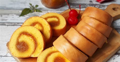 Tuang ke loyang 8x6x5 cm yang dioles margarin dan dialas kertas roti. 4 Resep Bolu beserta Bahan dan Langkah-Langkah Membuatnya