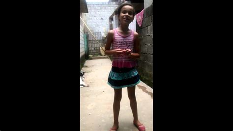 Menina Dancando Menina Dançando De Si Cuica Youtube Comenta O Caso De Uma Menina Que Foi