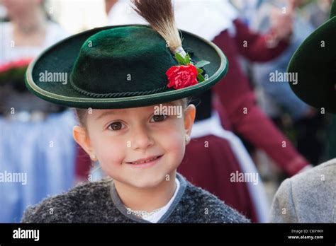 Deutschland Bayern München Oktoberfest Oktoberfest Parade Kind In Bayerischer Tracht