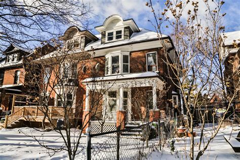 This Creepy 1 Million Toronto House Has A Bathroom Straight Out Of The