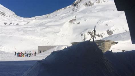 Avalanche At Swiss Ski Resort Buries A Number Of Skiers Euronews