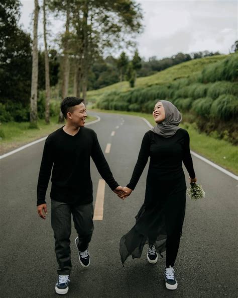 Prewedding Di Jalanan Puncak Pose Prewedding Pemotretan Pasangan