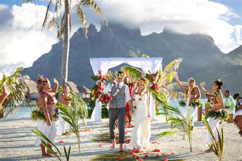 Getting Married In Bora Bora With A Traditional Polynesian Wedding Ceremony Tripatini In 2021
