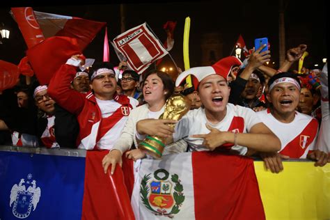 Hinchas Peruanos Celebran En Las Calles Triunfo De La Selección Noticias Agencia Peruana De