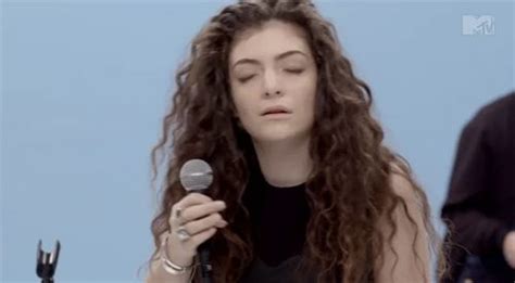 Lorde S Gif Tastic Guide To Super Bowl Xlviii News Mtv