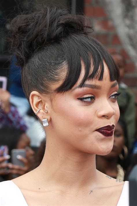 These Photos Prove Rihanna Is A Master Hair Chameleon Rihanna Hairstyles African Braids