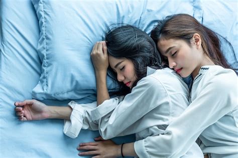 Mulheres Asiáticas Dormindo Juntos Na Cama Amantes Lésbicas E Conceito De Casal Tema De