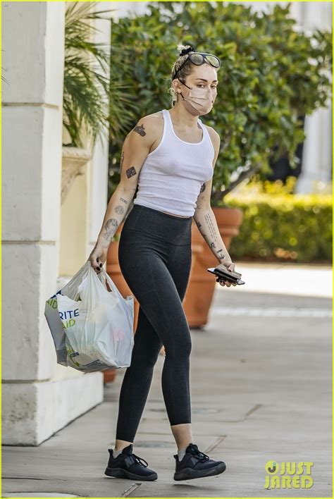 Photo Miley Cyrus Braless In See Through Tank Top 08 Photo 4518912