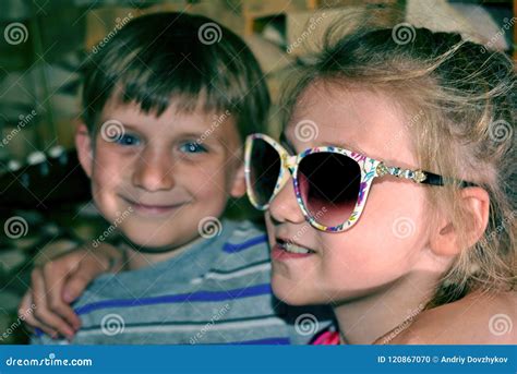 La Imagen Entonada De Una Muchacha En Gafas De Sol Abraza A Su Hermano