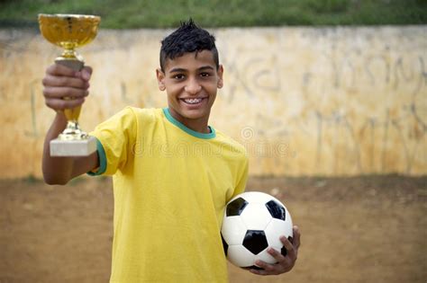 Portrait Du Jeune Footballeur Brésilien Se Tenant Avec Le Football Image Stock Image Du