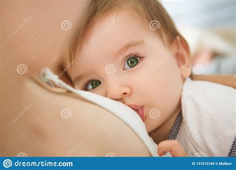 Simona hatte keine erfahrung in der pflege solcher babys und beschloss, sich von spezialisten beraten zu lassen. Mutter Stillt Ihr Baby Zu Hause Stillend Baby Der Mutter ...