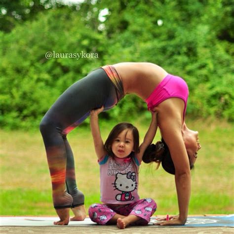 Madre E Hija Realizan Yoga Juntas Y Toman Fotos