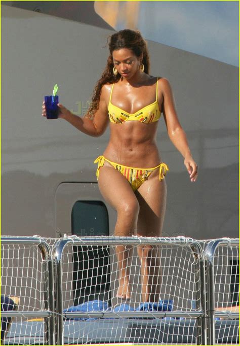 Beyonce Bares Her Bikini Body Photo Beyonce Knowles Bikini Photos Just Jared