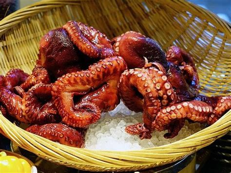 What Do Octopuses Eat Octopus Diet By Types Biology Explorer