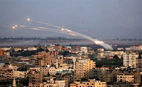 فلسطين هي المنطقة الجغرافية الواقعة جنوب شرق البحر المتوسط حتى وادي الأردن، وفي بعض التعاريف، يمتد التعريف ليشمل مناطق شرق نهر الأردن، تقع في غرب آسيا وتصل بشمالي أفريقيا بوقوعها وشبه جزيرة سيناء عند نقطة التقاء القارتين، مكونة الجزء. تصعيد خطير في غزة ينذر بتقويض جهود التهدئة | MEO