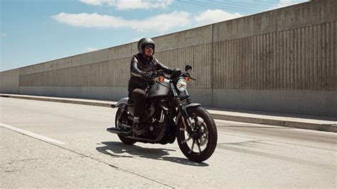 It is available in 6 colour options. Harley-Davidson Iron 883 BS6 Motorcycle Price Hike ...