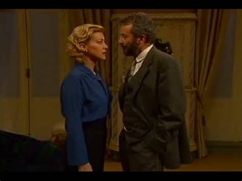 Esta obra teatral que se estrenó en el 1879 cuyo nombre original fue et dukkehjem en noruego, convirtiéndose en poco tiempo en la obra más famosa del. Estudio 1 - Casa de muñecas, Ibsen 2002 - YouTube