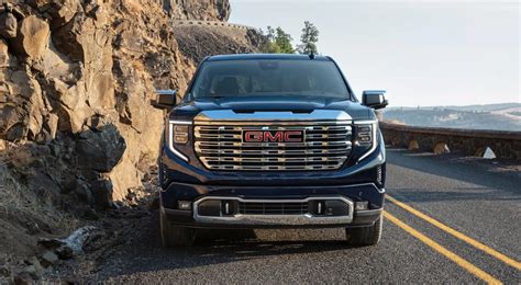 Who Does Luxury Better 2022 Gmc Sierra 1500 Denali Vs 2022 Silverado