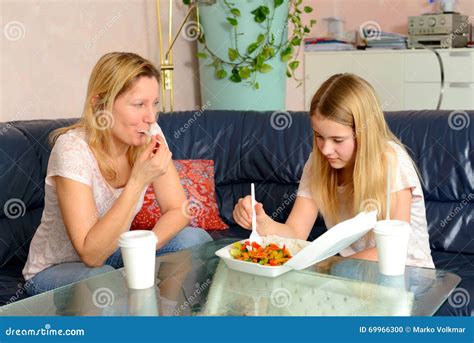 Madre E Hija Que Comen Junto Foto De Archivo Imagen De Sitio Rubio