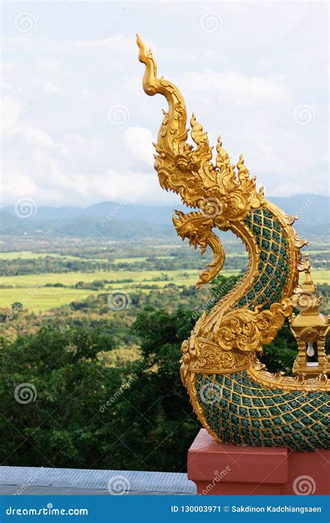 La Estatua Del Naga En Tailandia En Naga De La Leyenda Es Proteger