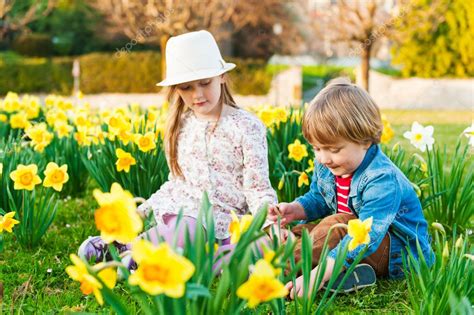 Adorables Niños Jugando Con Flores En Un Día De Primavera Soleado