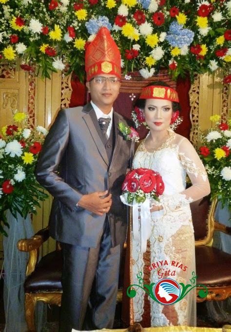 Jan 03, 2021 · untuk pakaian adat pria dikenal dengan nama baju linto biro, sedangkan untuk pakaian adat wanitanya dikenal dengan nama daro buro. Nuansa Pesta Pernikahan Adat Batak | GITA SALON