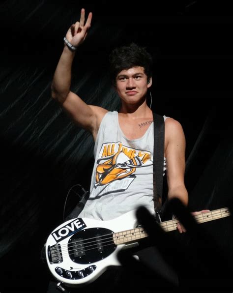 Calum Hood Wallpapers Top Free Calum Hood Backgrounds Wallpaperaccess