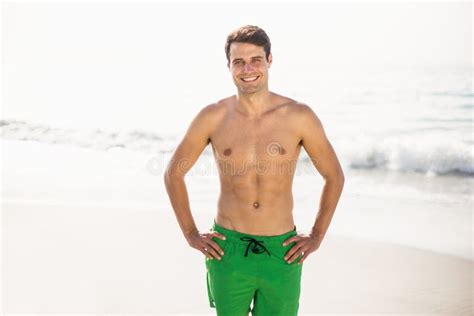Il Ritratto Dell Uomo Nella Nuotata Mette La Condizione In Cortocircuito Sulla Spiaggia Immagine