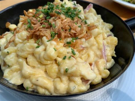 ein teller glück rezept für omas legendäre käsespätzle