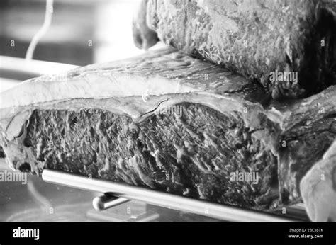 Tabla De Madera Con Carne Imágenes De Stock En Blanco Y Negro Alamy