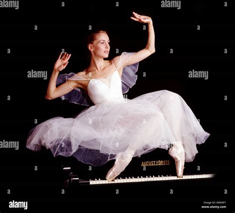Ballerina Probe Klavier Ballett Tänzerin Bühnen Performance Stockfotografie Alamy
