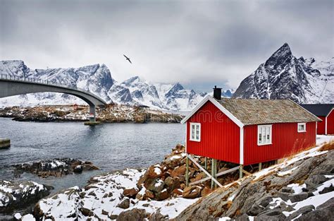 Paisaje Hermoso Del Invierno Con Las Chozas Noruegas Tradicionales De