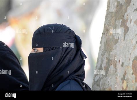 Muslimische Frau Tragen Schwarze Burka Istanbul Türkei Stockfotografie Alamy