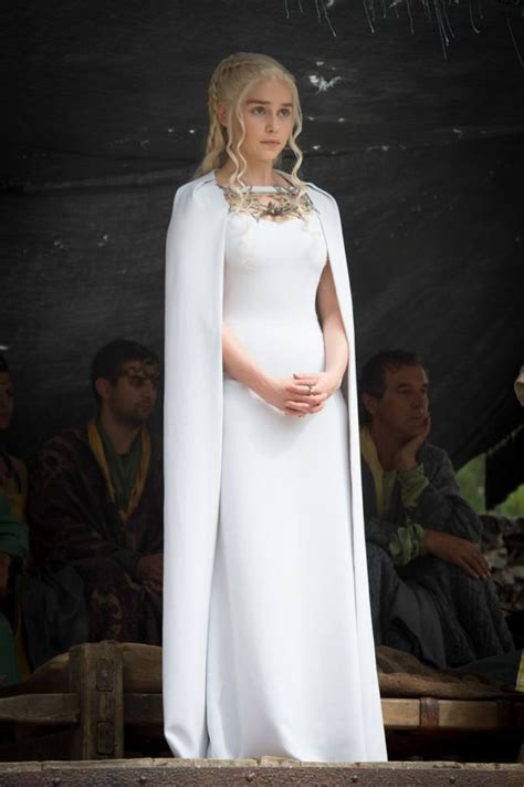 daenerys s fashion photos of her best ‘game of thrones outfits game of thrones dress cape