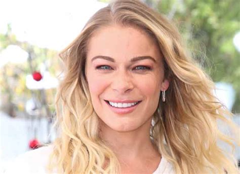 Leann Rimes Poses Nude To Mark World Psoriasis Day Photos Uinterview