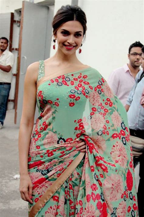 Below we have given different what makes the marathi hairstyle on saree different is the mundavalya, a pearl string accessory bangs though seemingly very high fashion and suited for western outfits can pretty much be suited. Hairstyles for Saree -20 Cute Hairstyles to Wear with Saree