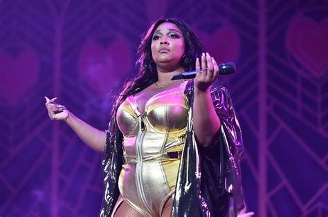 Lizzo Steals The Show At Lakers Game With Revealing Outfit Shoots Shot