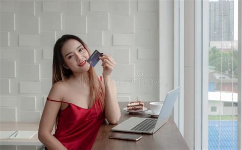 Casey brennan mit den dicken titten macht hardcore sex im büro. Sexy Asiatische Frau Mit Rotem Kleid Sitzen Im Wohnzimmer ...