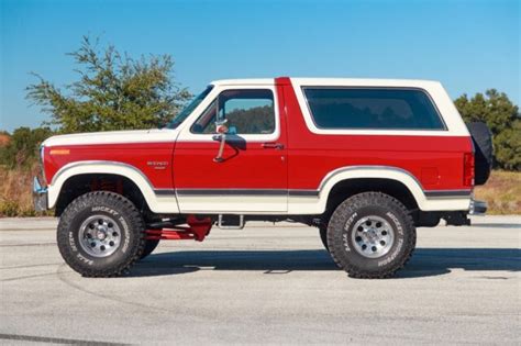 We Can All Agree That This 86 Bronco Rules Two Tone Tuesday Ford